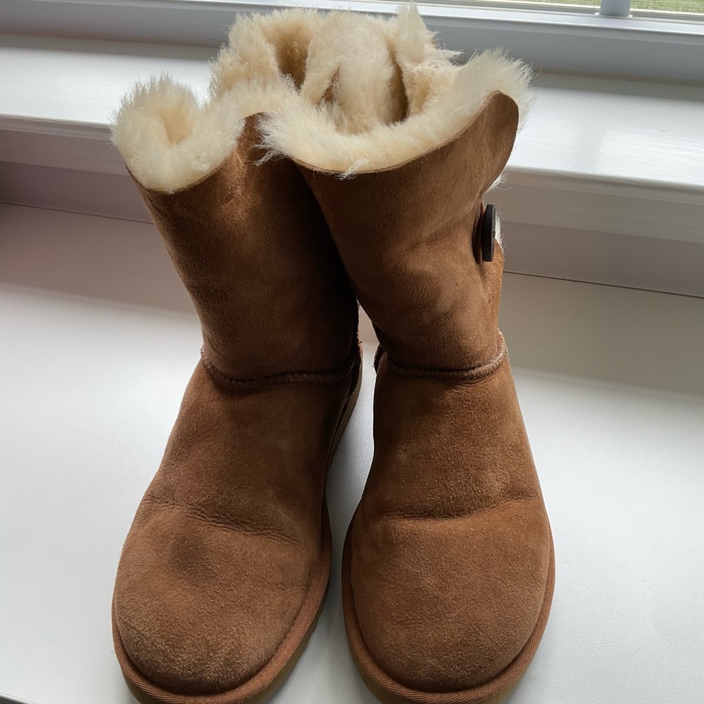 Beautiful UGG Bailey Button 5803 Suede Chestnut Women’s 9W Wood Button Closure - Picture 3 of 6
